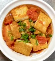 Estofado_de_Tofu_y_Tomate_Estofado_Saludable_Tofu_Delight_Sabor_a_Tomate_Nutritivo_Plato_Veggie_Aromas_Saludables_Sopa_Bondad_Hecha_en_Casa_Comida_Ayurvédica_Ayurveda